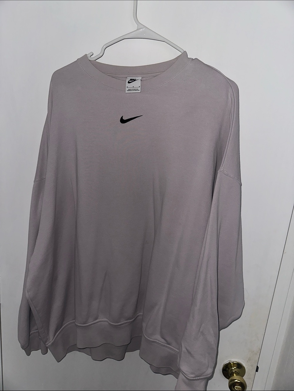 Nike women’s Crewneck Sweatshirt in light purple with Black Swoosh sz M